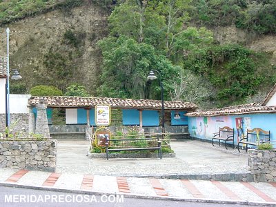 La peque�a Plaza Bol�var de Cacute. Foto �: Jairo Orozco  07 abril 2007