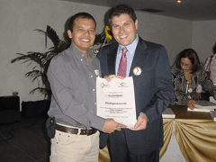 El Presidente de M�ridaPreciosa.com, Jairo Orozco, recibio el reconocimiento de manos del Lic Jos� Luis Garc�a, Presidente de Ediciones URANO y  Editorial Pomaire Venezuela S.A